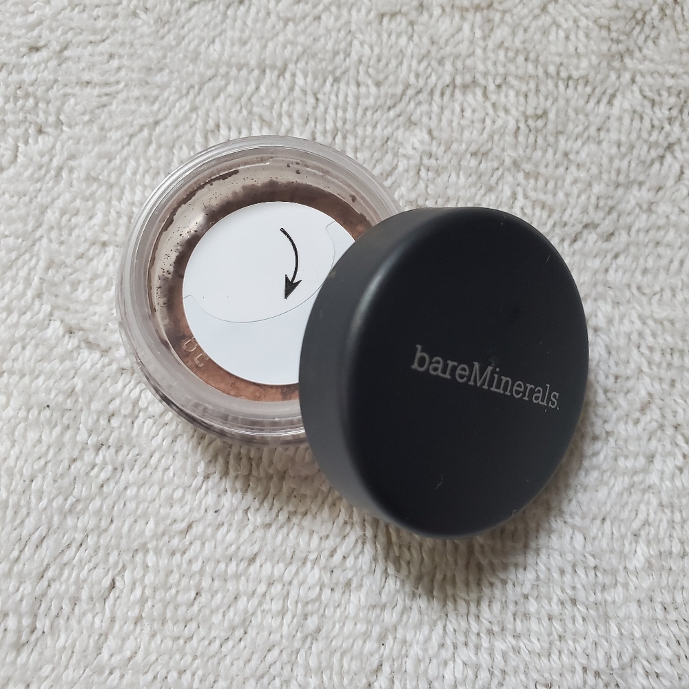 Loose eyeshadow